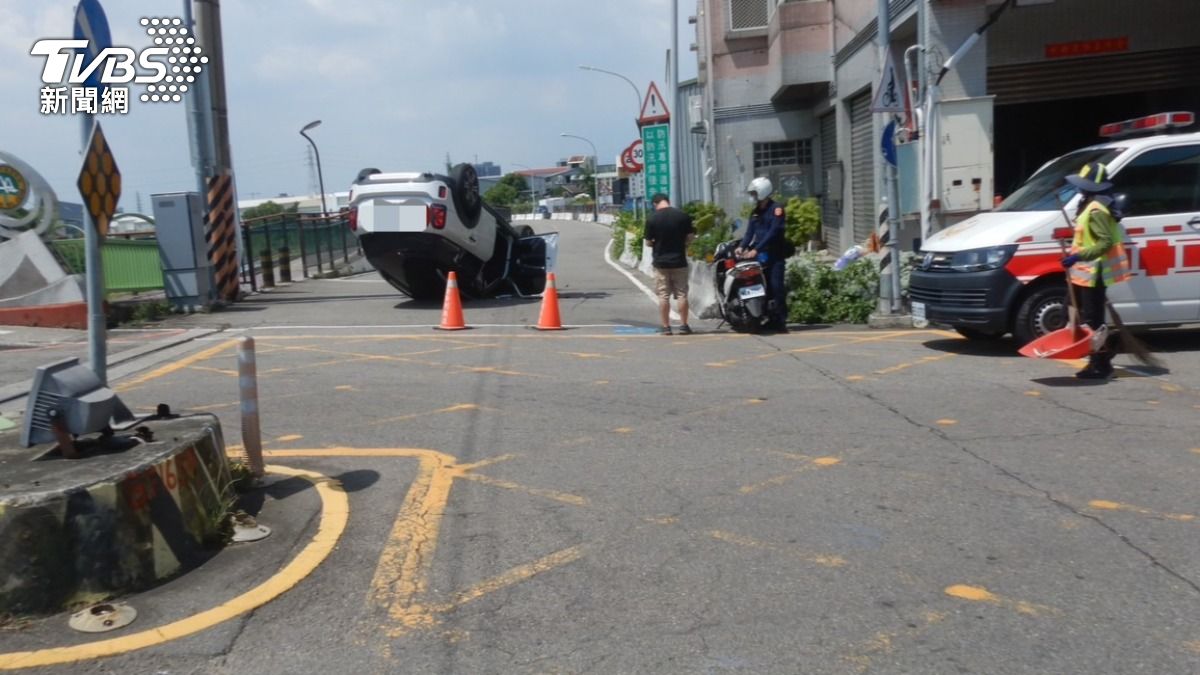 好在受困的黃男可自行打開車門爬出車外。(圖/TVBS)