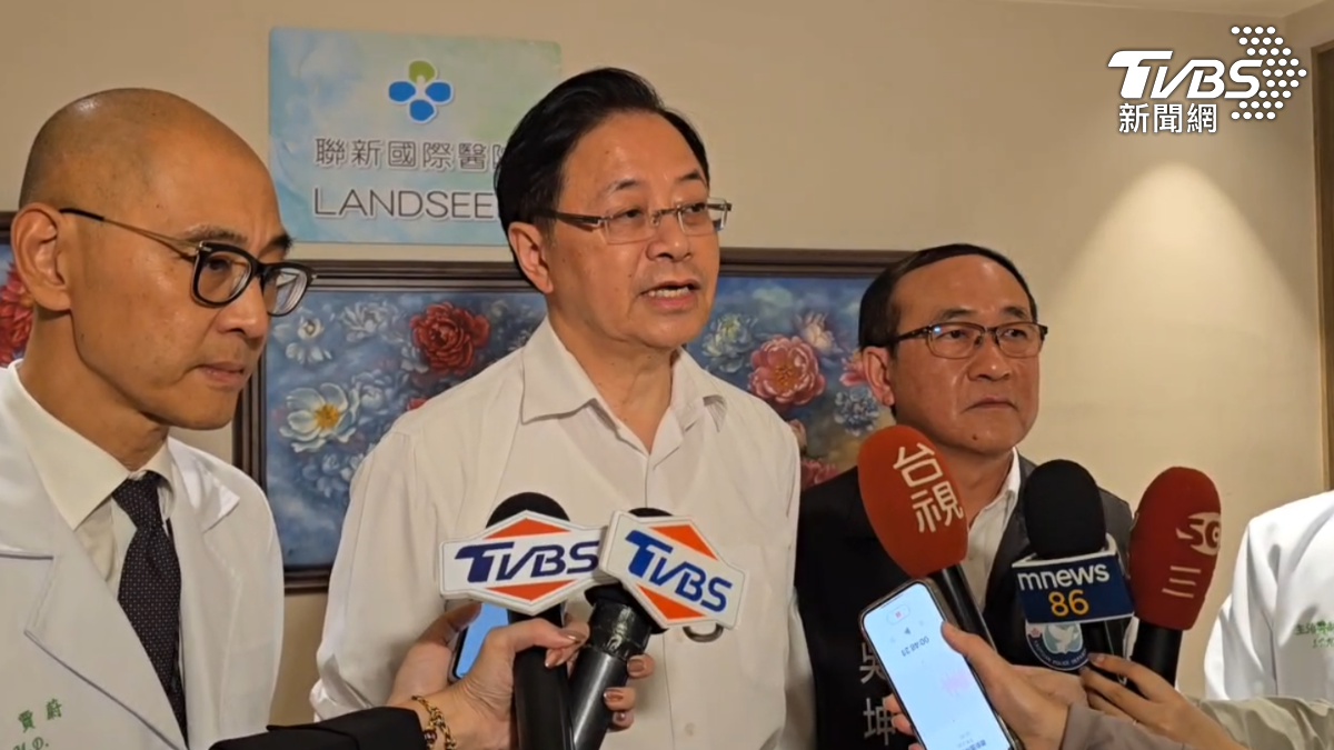 張善政(中)稍早到聯新國際醫院探視陳警。(圖/TVBS)