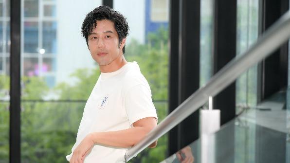 胡宇威在海上不禁想起過世的好友。(圖/三立提供)