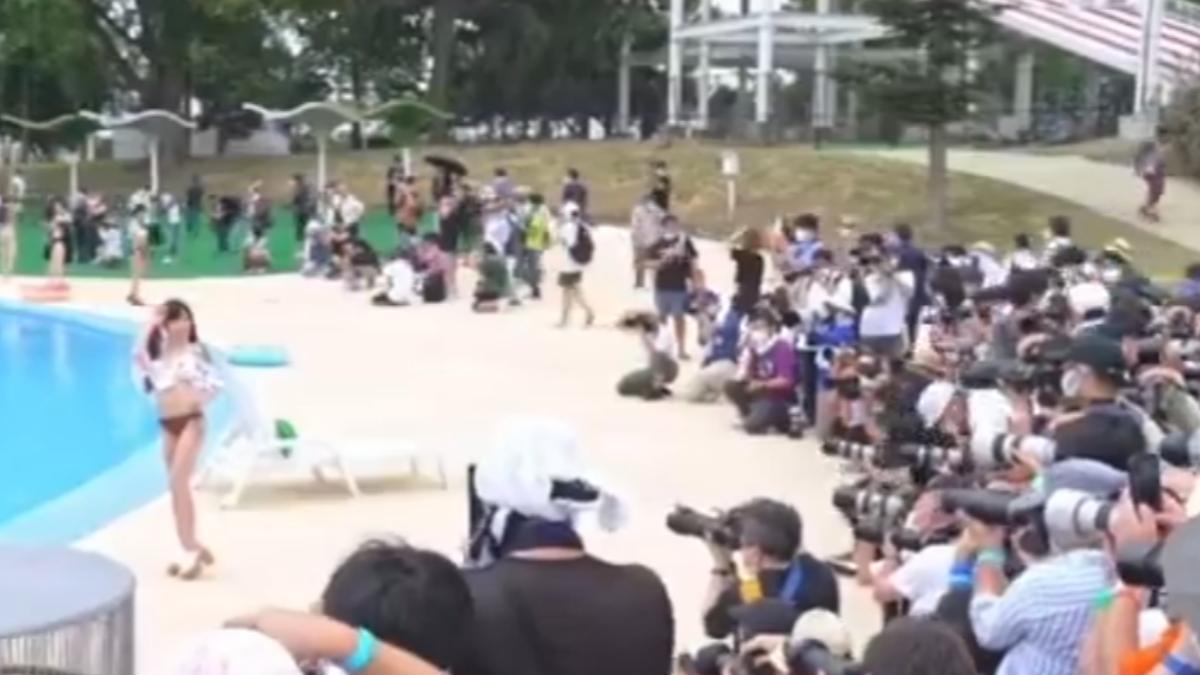 埼玉一座公園的泳池,去年舉辦攝影會,被控參加者泳裝太過暴露。(圖/翻攝自X@@amse070707)