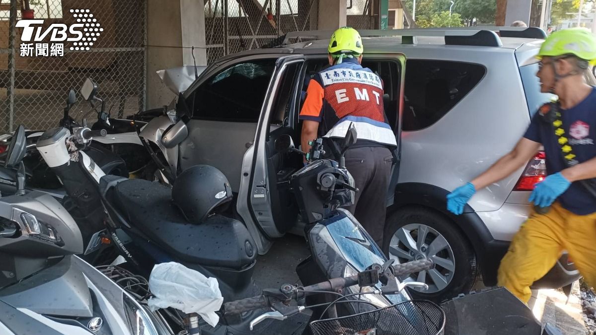 快訊/成大校外「嚴重車禍」1死3傷 2車互撞波及6機車