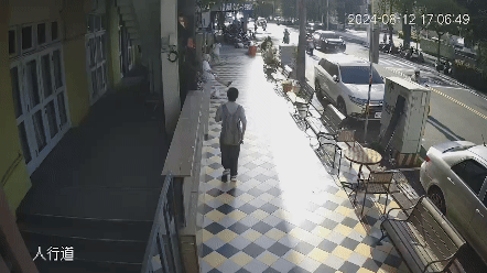 案發現場曝光,休旅車從校園直接衝出,撞擊行駛中的車輛。(圖/TVBS)