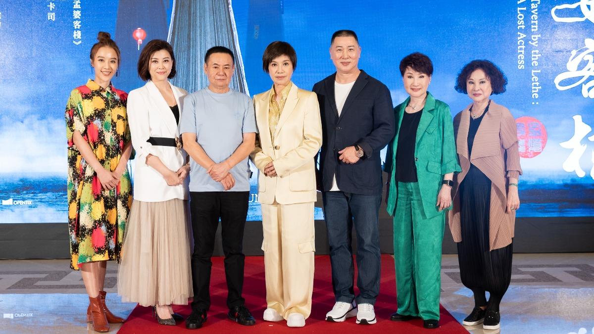 方宥心(左起)、方馨、蔡振南、唐美雲、唐文華、小咪、許秀年陣容強大。(圖/國家兩廳院提供,攝影:Gelée Lai)