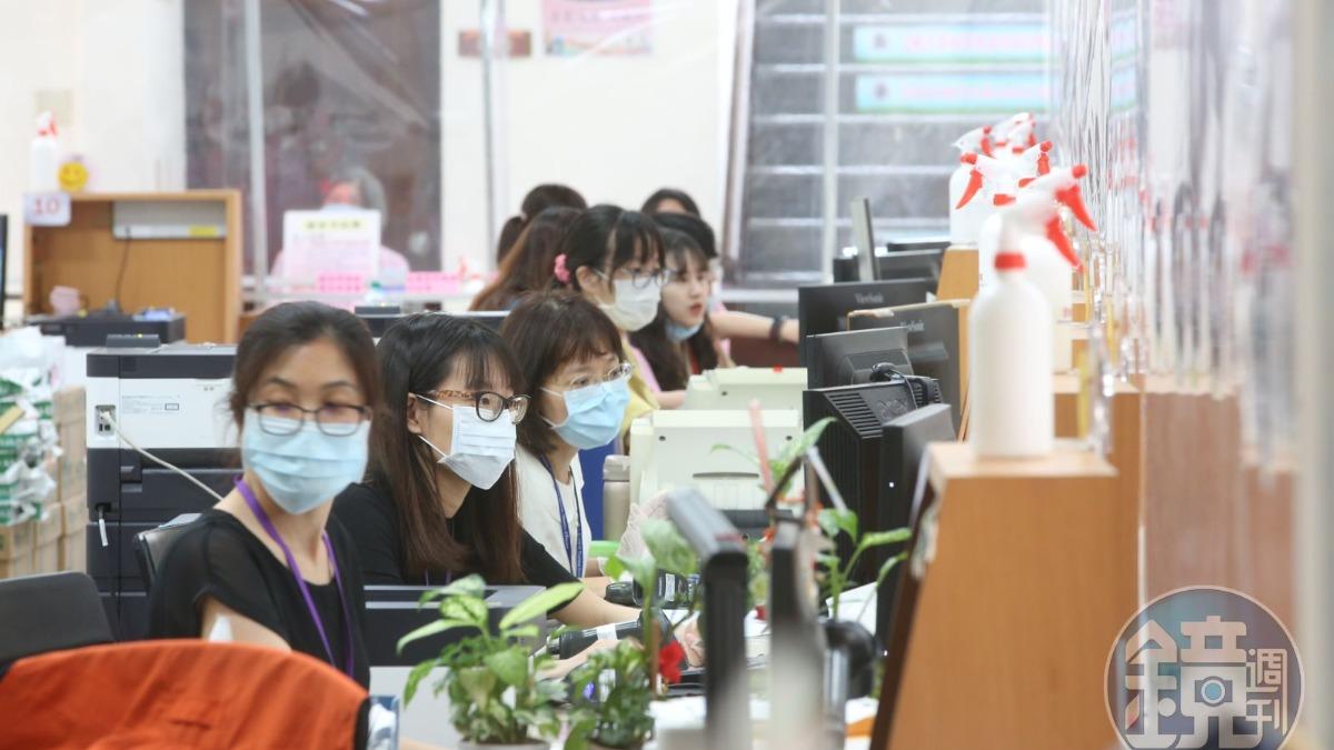 連乖乖都鎮不住?國稅局放整排「這罐」 網驚:我也要來擺