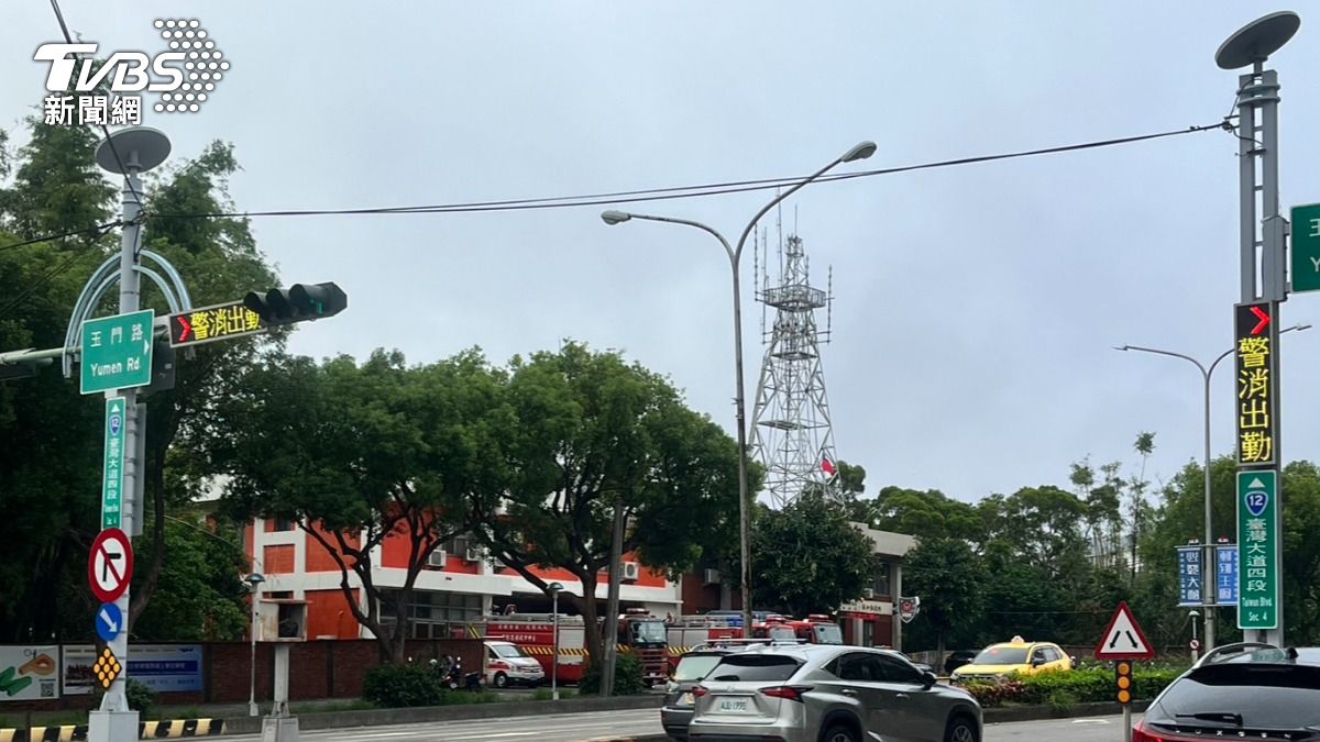 LED智慧路標警示牌能提醒用路人及早減速。(圖/TVBS)