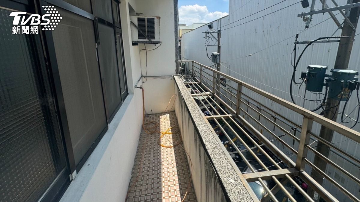陳姓工人從3樓露台跌落身亡。(圖/TVBS)