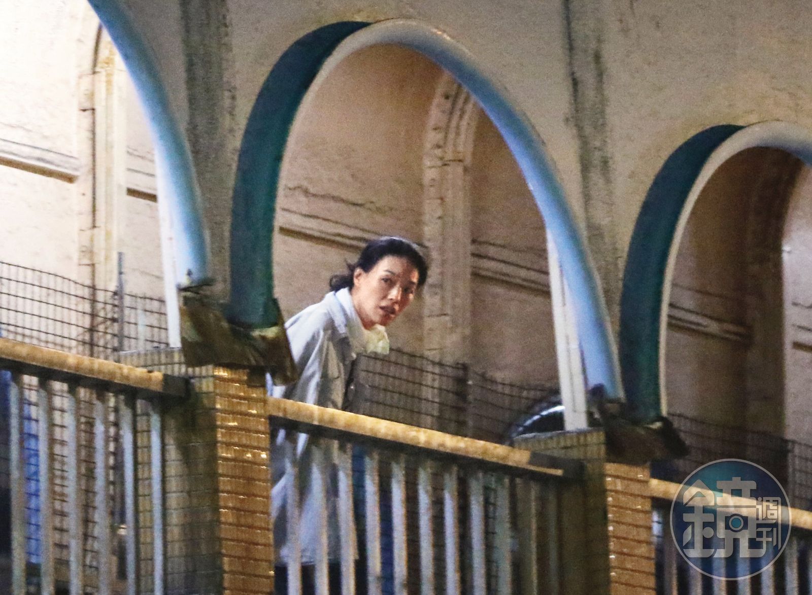 8月6日19:12,舒淇執導新片《女孩》終於曝光,她現身基隆中山陸橋,進行拍攝工作8月6日19:13,天氣太熱,舒淇(左)脖子上圍了條毛巾吸汗,打扮輕鬆; 9m88(右)的服裝也很樸素。(圖/鏡週刊)