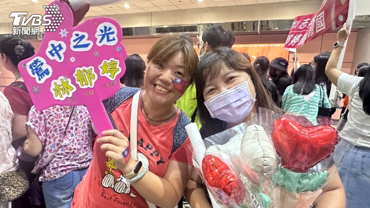 鶯歌國中的紀老師也到現場接機。(圖/陳昫蓁攝)