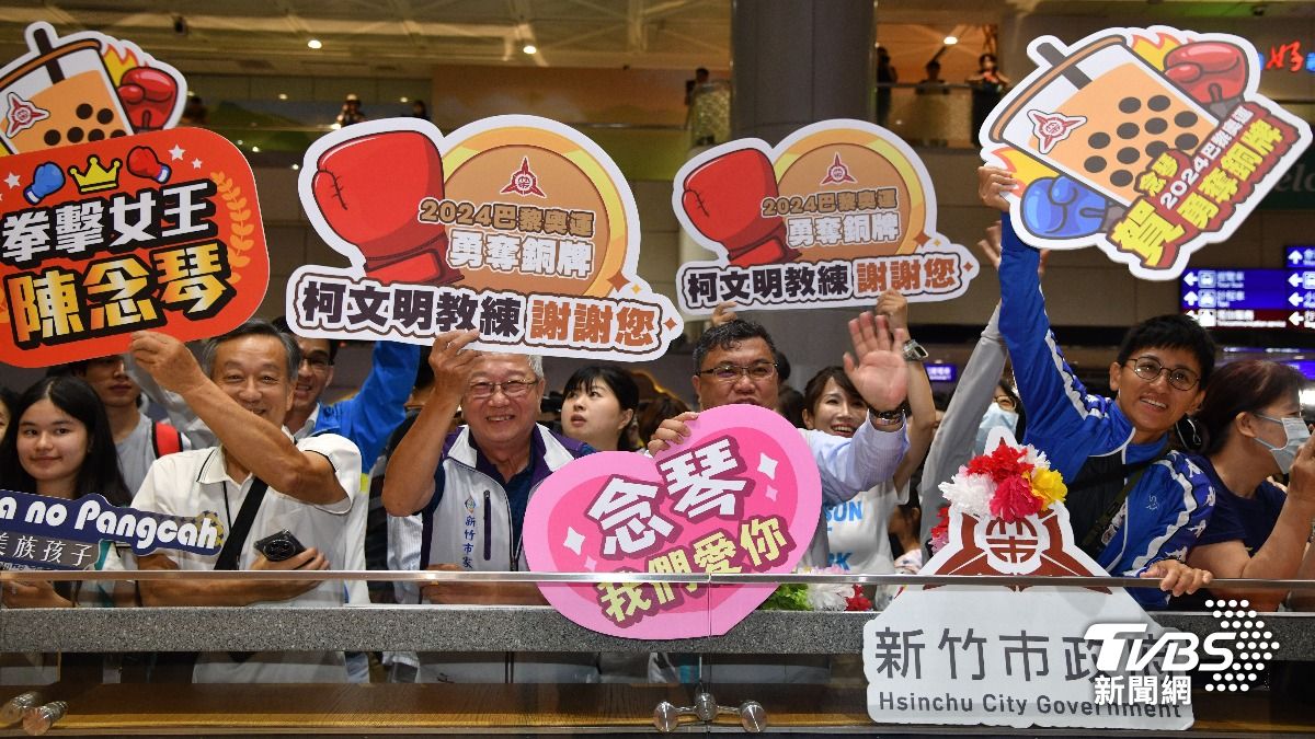 粉絲們高舉手牌感謝教練。(圖/胡瑞麒攝)