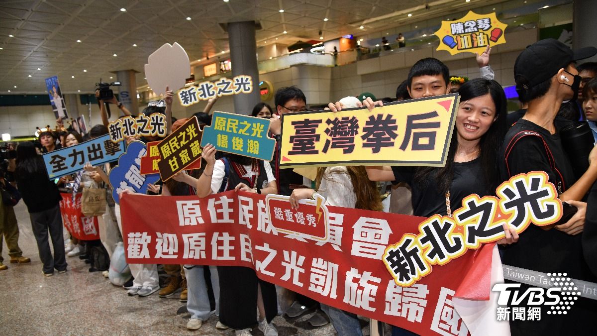 接機人潮擠滿大廳。(圖/胡瑞麒攝)