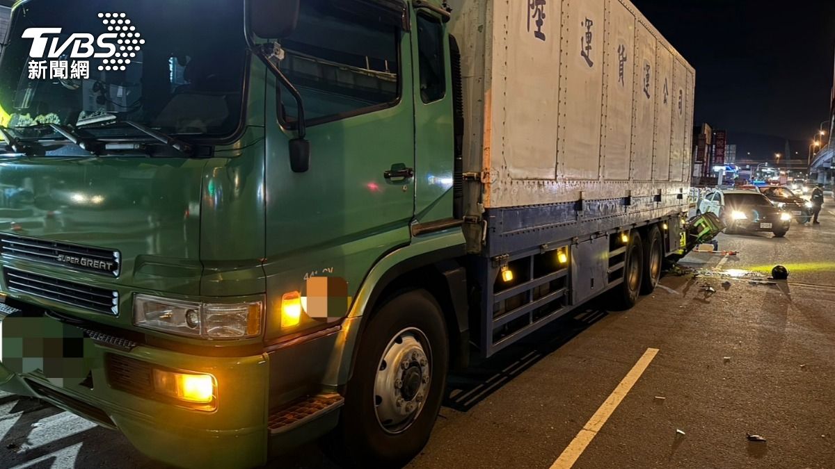 快訊／司機下車吃宵夜大貨車違停　害外送騎士追撞爆頭亡