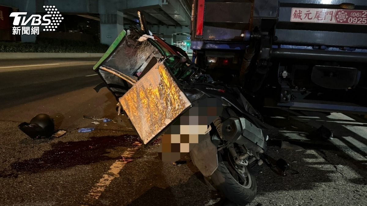 大貨車違停,害後方騎士追撞慘死,機車幾乎撞成廢鐵。(圖/TVBS)