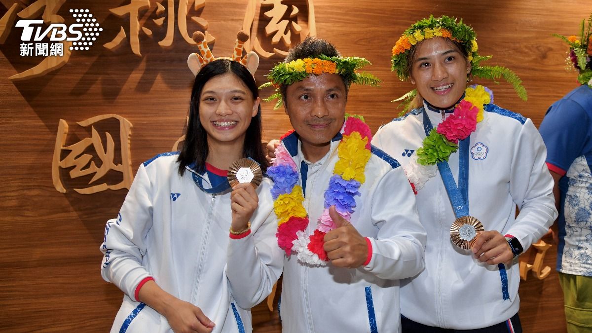 吳詩儀、陳念琴開心拿銅牌合照。(圖/胡瑞麒攝)