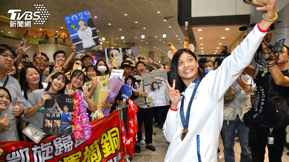 吳詩儀跟粉絲合影。(圖/胡瑞麒攝)