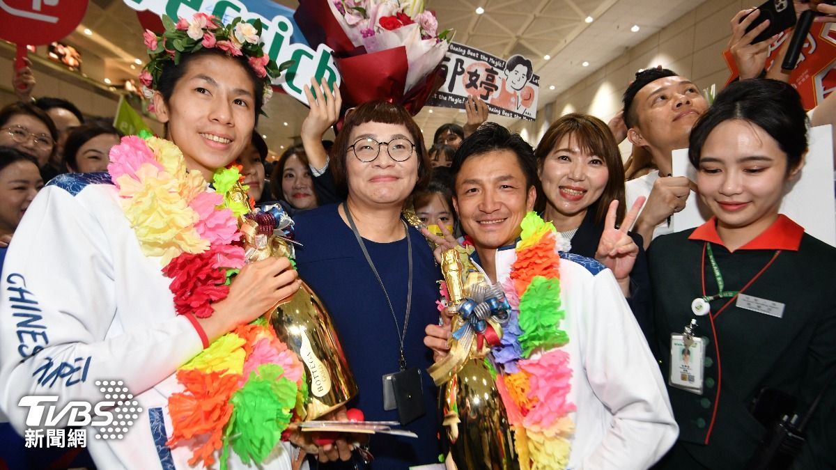 林郁婷與教練、粉絲合照。(圖/胡瑞麒攝)