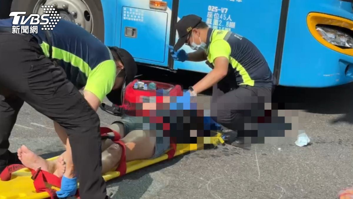 基隆2機車擦撞!重心不穩撞公車 老翁被壓車底鮮血直流倒地