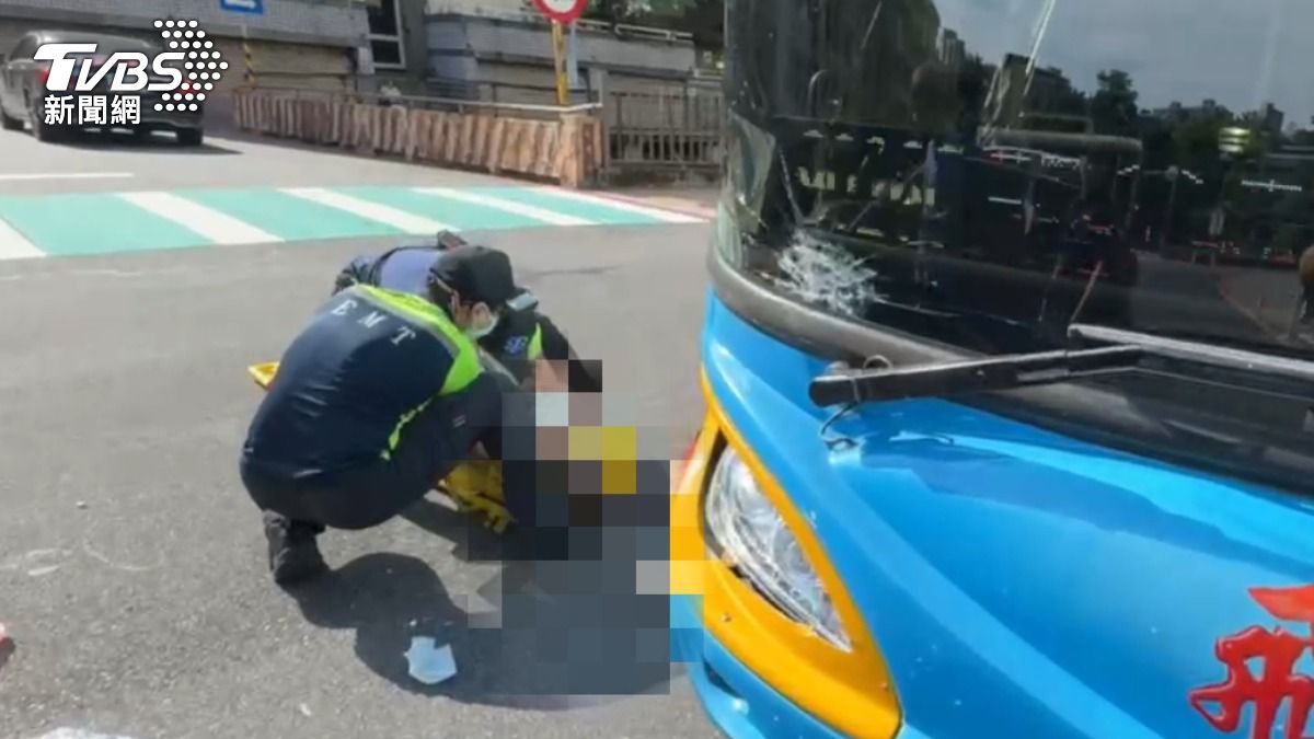 公車受損。(圖/TVBS)