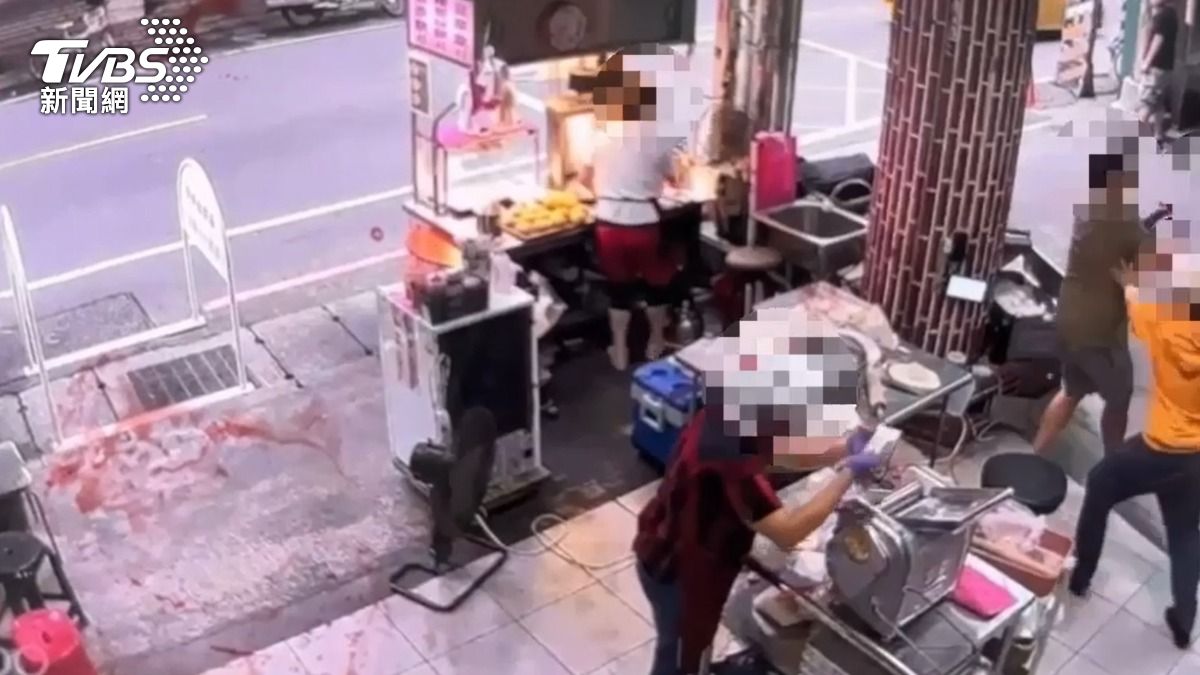 攤販老闆被毆打。（圖／TVBS）