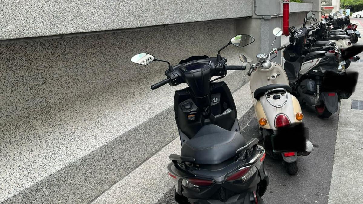 幾年都沒事！他車停水溝蓋「突被開單」　現場圖網看傻：賺爛了