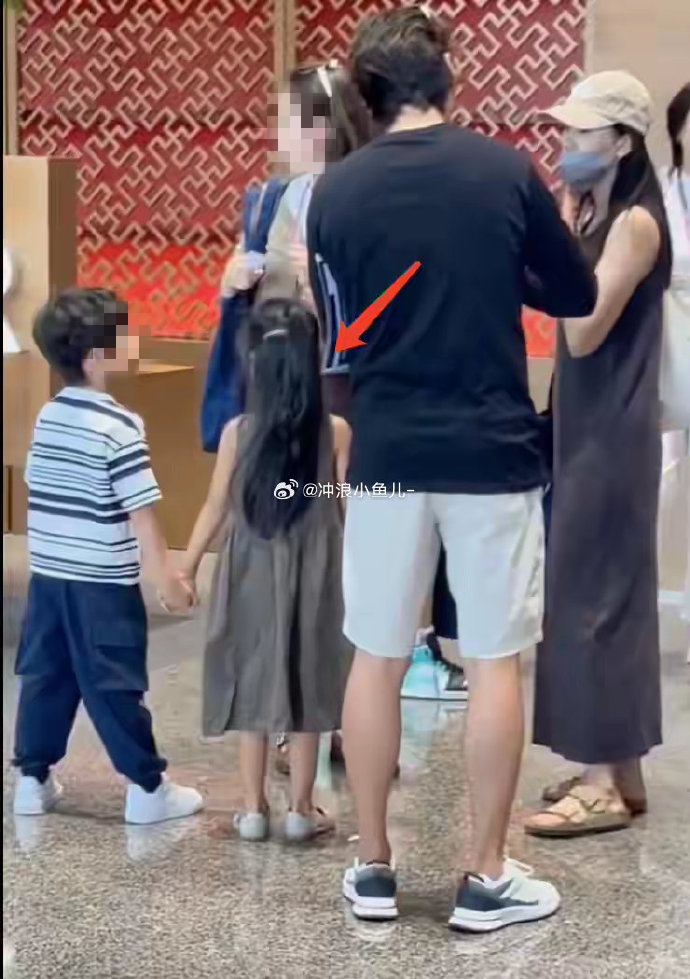 高圓圓女兒牽著男同學的手，互動可愛。（圖／翻攝自微博）