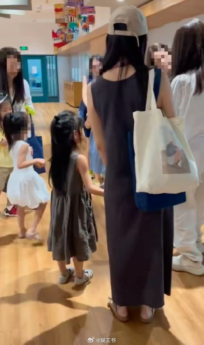 高圓圓參加女兒開學典禮，母女一起穿著灰色洋裝。（圖／翻攝自微博）