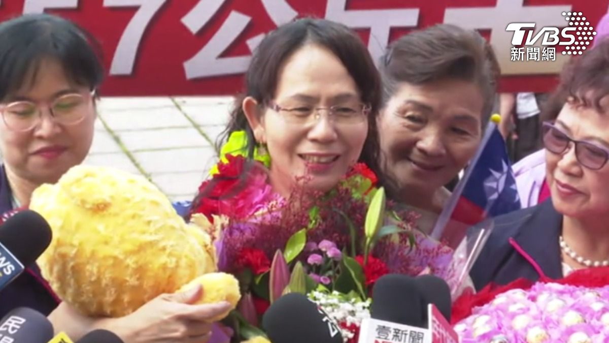 母親廖秀宸秀出林郁婷送他的布偶。（圖／TVBS）