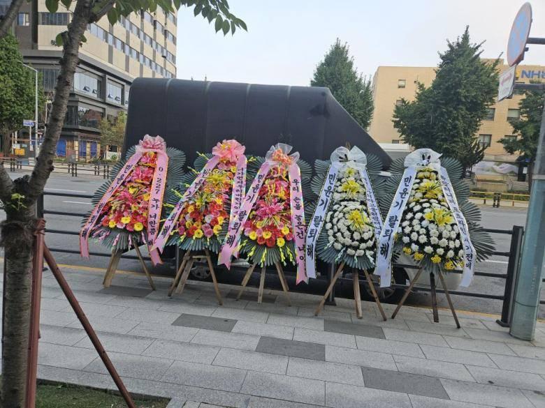 有粉絲送抗議花圈到HYBE門口。(圖/翻攝自UltraMEnter推特)