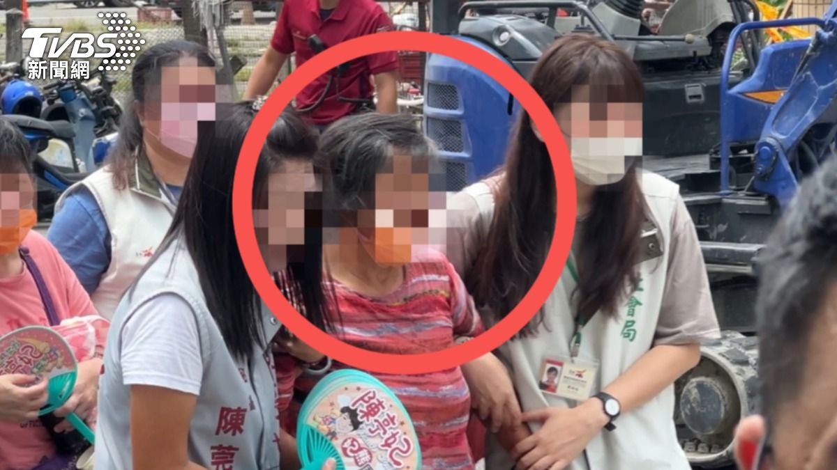 陳姓男子母親需要攙扶才能行走。(圖/陳佳宜攝)