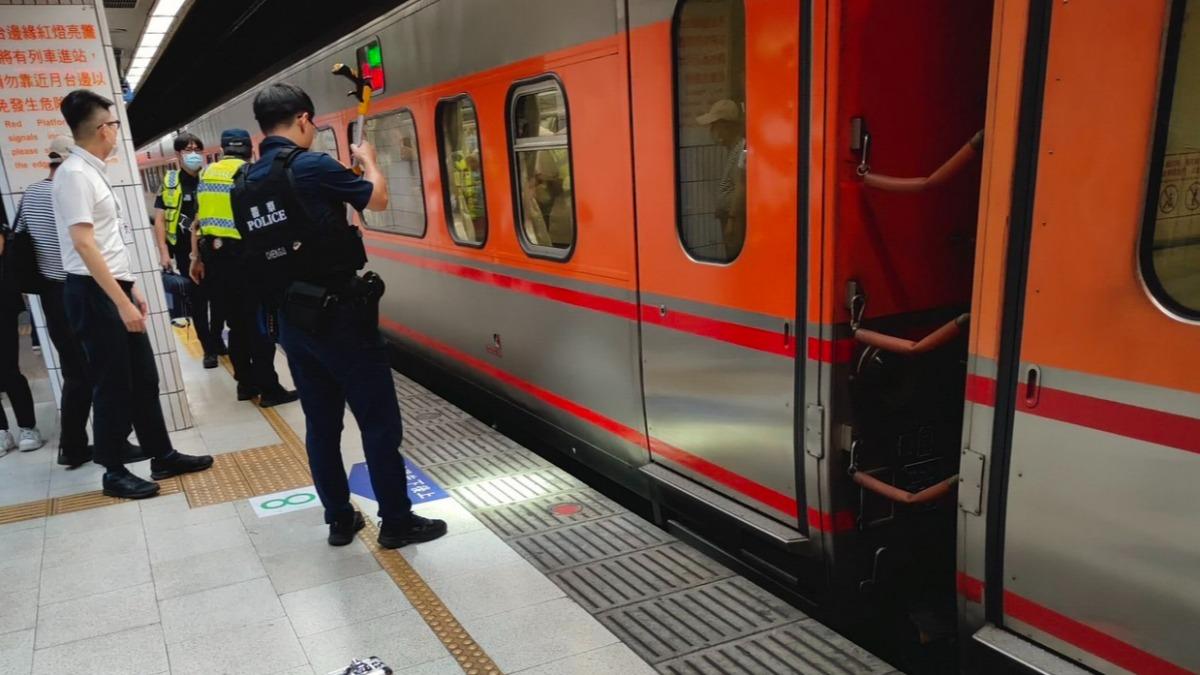 台鐵板橋車站稍早發生乘客落軌，警方趕抵現場了解。（圖／民眾提供）