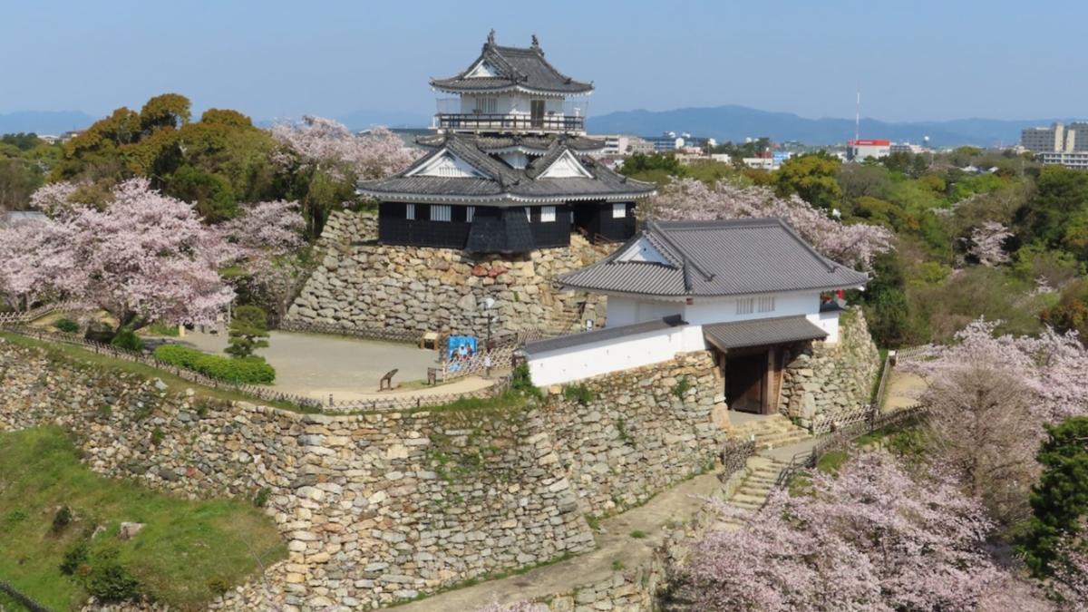 濱松城呼籲遊客在地震時，要立刻遠離石牆。（圖／翻攝自JNTO官網）