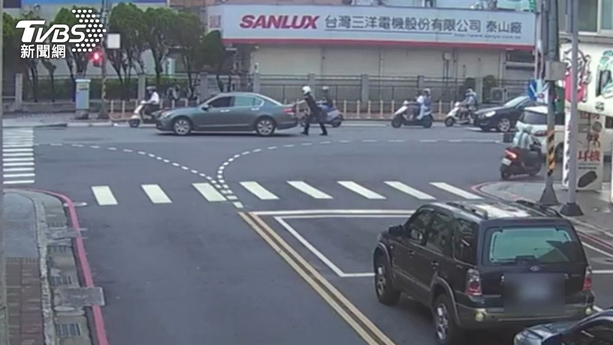 拋錨車卡路中!新莊猛警獨推1.2公噸汽車 化解壅塞車流