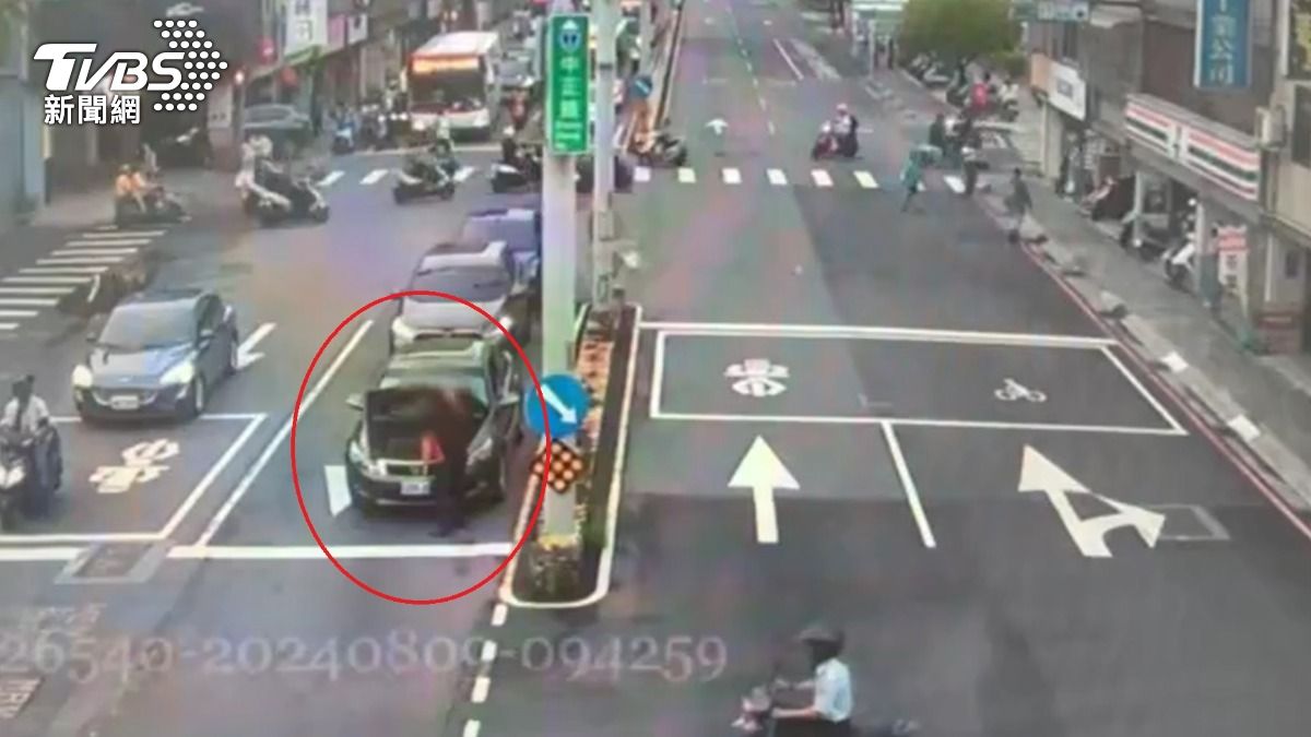 小轎車拋錨在內側車道上,嚴重阻礙通行。(圖/TVBS)
