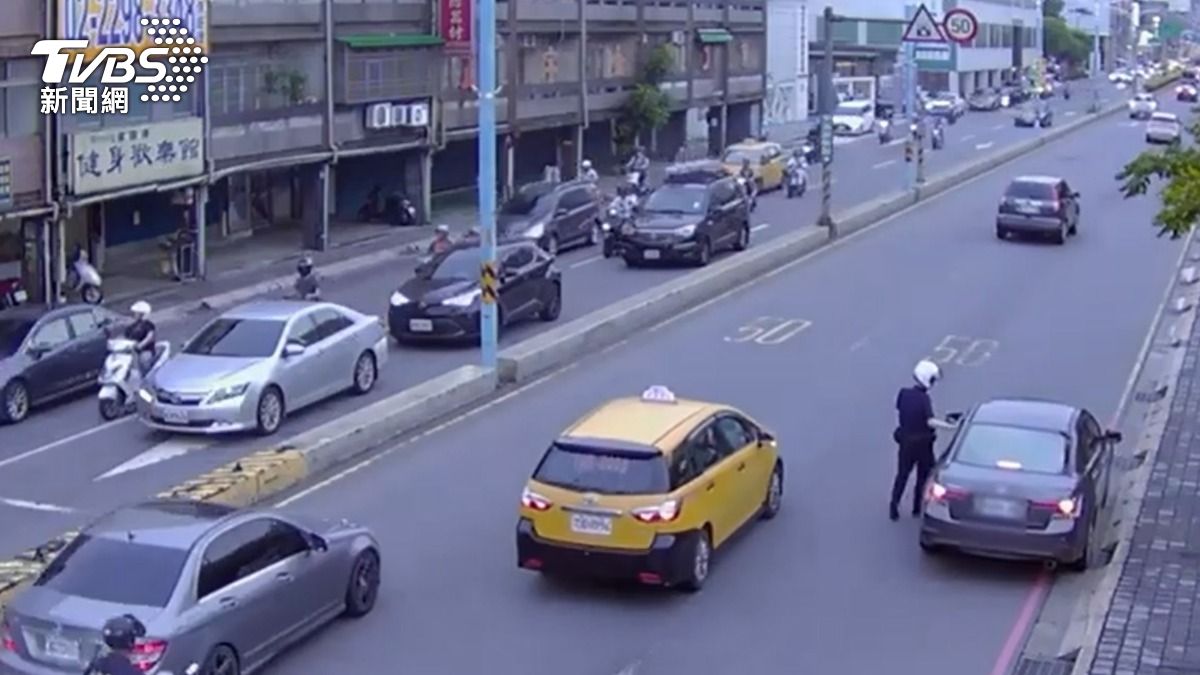 警員順利將拋錨車輛推到路邊。(圖/TVBS)