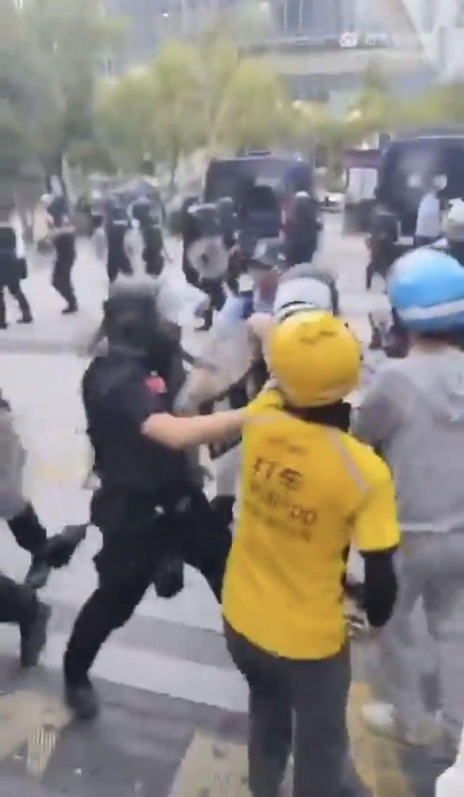 這起外送員與保全的衝突,演變成警民衝突。(圖/翻攝自X平台)