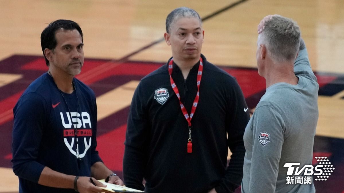 目前擔任美國男籃助教的史波爾史特拉（Erik Spoelstra，左）及泰隆魯（Tyronn Lue，中）是最有可能接任總教練的人選。（圖／達志影像美聯社）