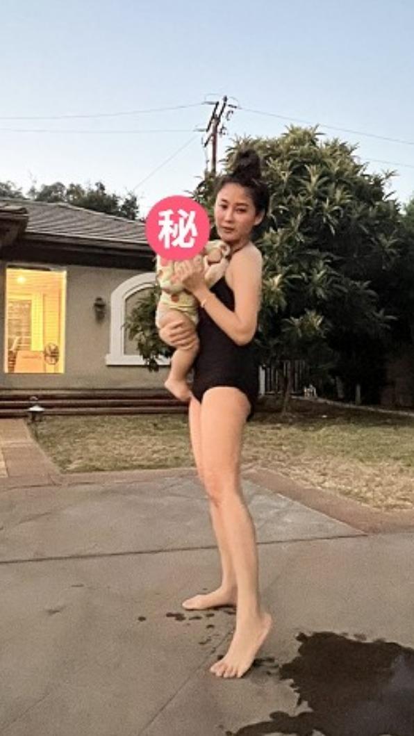 葉家妤抱著小女兒「小酪梨」,一雙美腿超吸睛。(圖/Laler 菈楽提供)