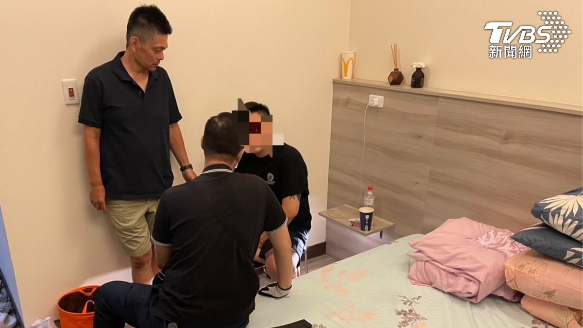 睡夢中遭逮！高雄男藏大量「喪屍煙彈」　還有火力驚人衝鋒槍