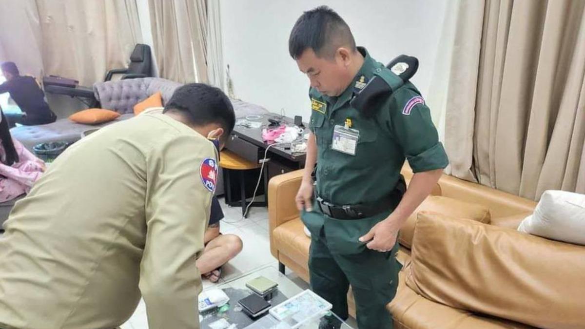 柬埔寨警方搜查唐男住宅。(圖/翻攝自柬中時報)