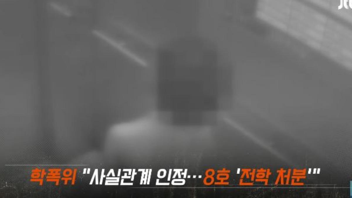 受害男童一絲不掛的走出廁所，在電梯嚎啕大哭。（圖／擷取自JTBC NEWS）