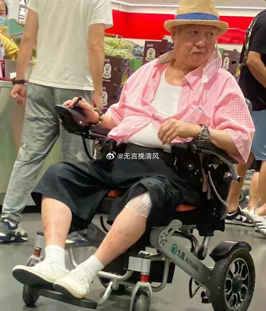 洪金寶近年腿腳不便,總用輪椅代步。(圖/翻攝自微博)