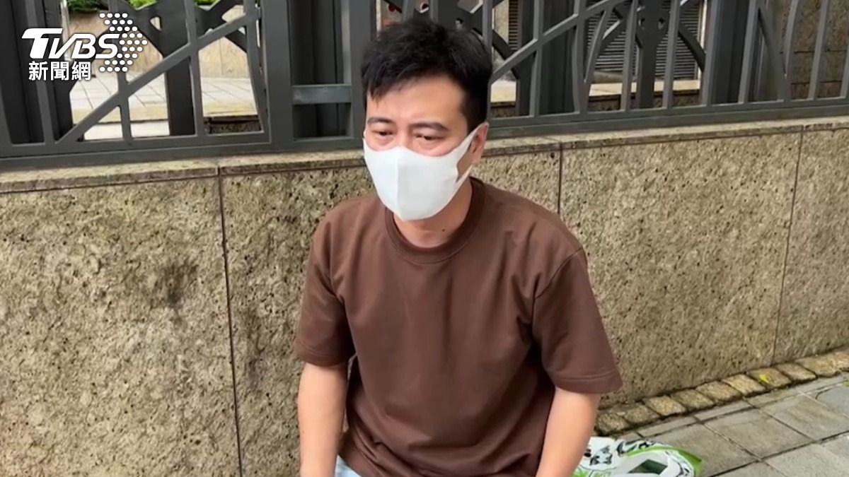 無限快樂公司負責人陳男北上郭台銘家跪地陳情。(圖/王華麟攝)