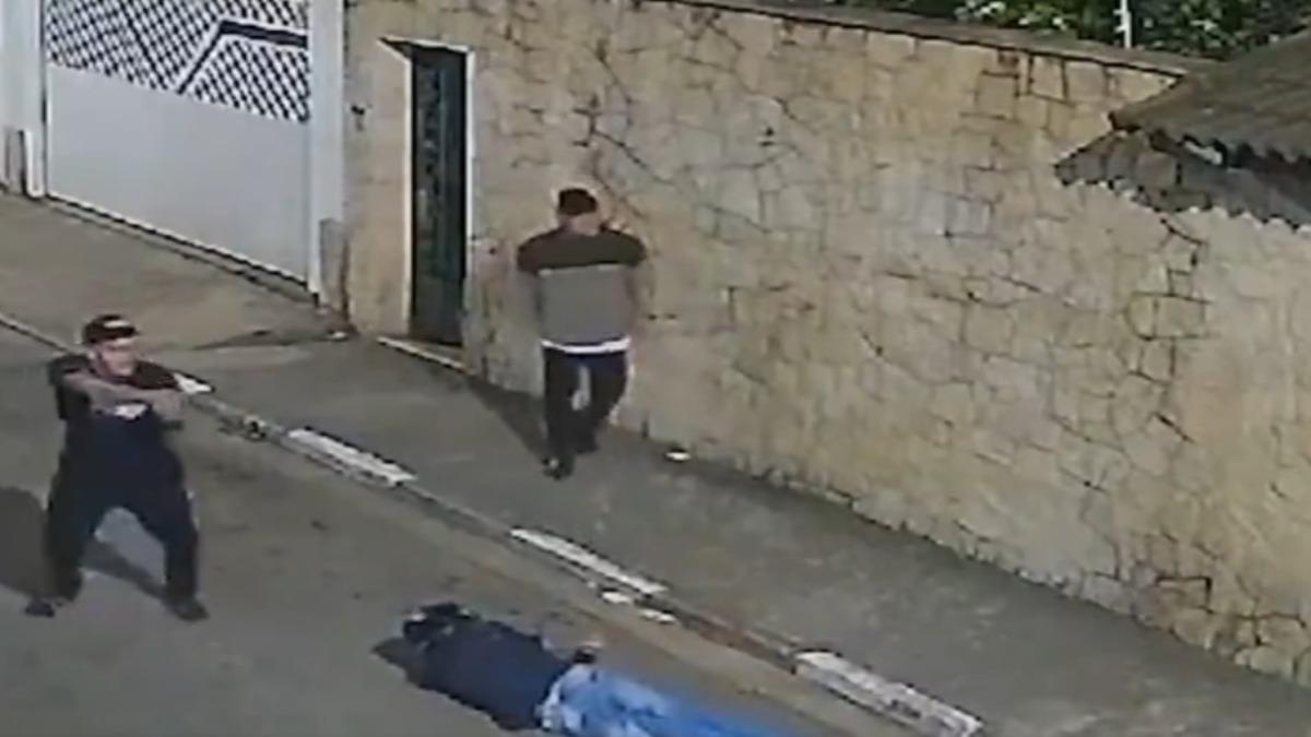里貝羅奪槍後朝2名少年連開數槍,其中1人中槍後倒地,另1人則扶起摩托車、加速逃跑。(圖/翻攝自X@CollinRugg)