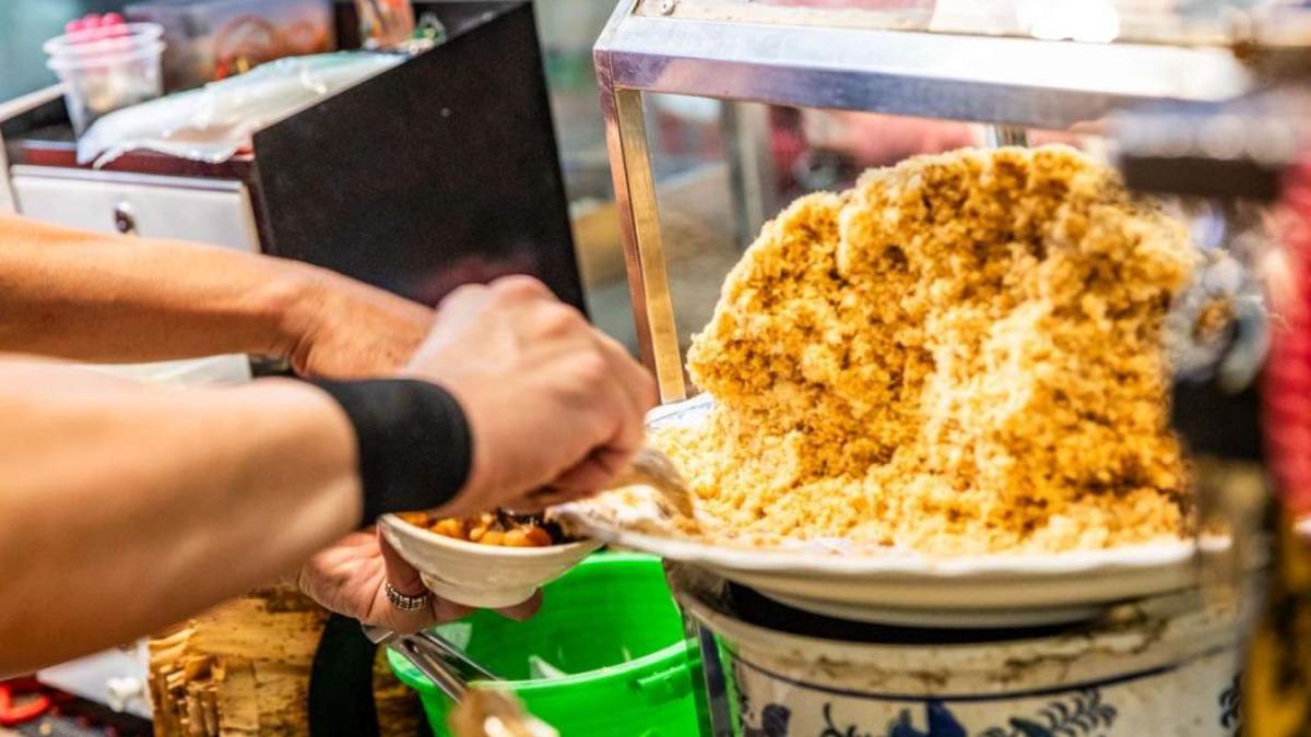 米糕會先淋滷汁肉燥,最後再堆上滿滿的魚鬆。(圖/大手牽小手。玩樂趣提供)