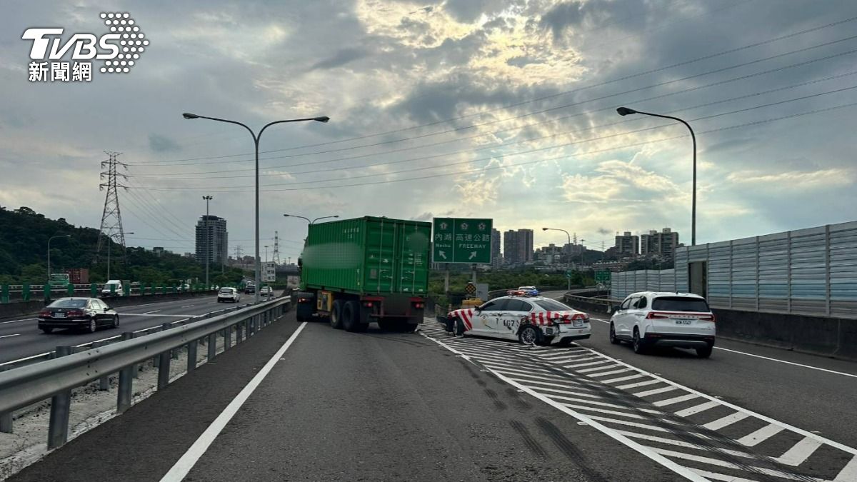 快訊/聯結車擦撞「紅斑馬」! 國1汐止交流道暫封閉