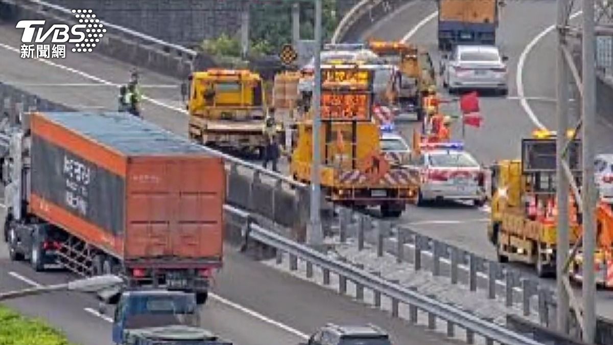 警方與拖吊車已趕抵現場。（圖／TVBS）