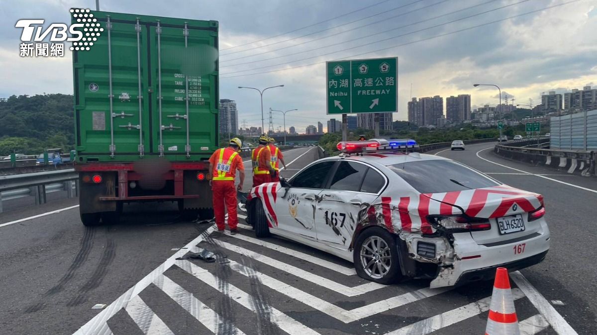 國道警車遭聯結車碰撞，車身凹陷變形。（圖／TVBS）
