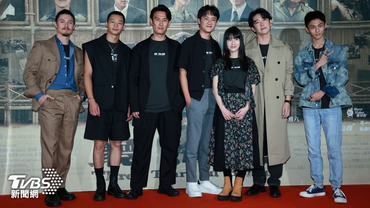 周厚安(左起)、黃冠智、塚原大助、吳翰林、連俞涵、施名帥、朱宥丞與粉絲見面。(圖/趙世平攝)