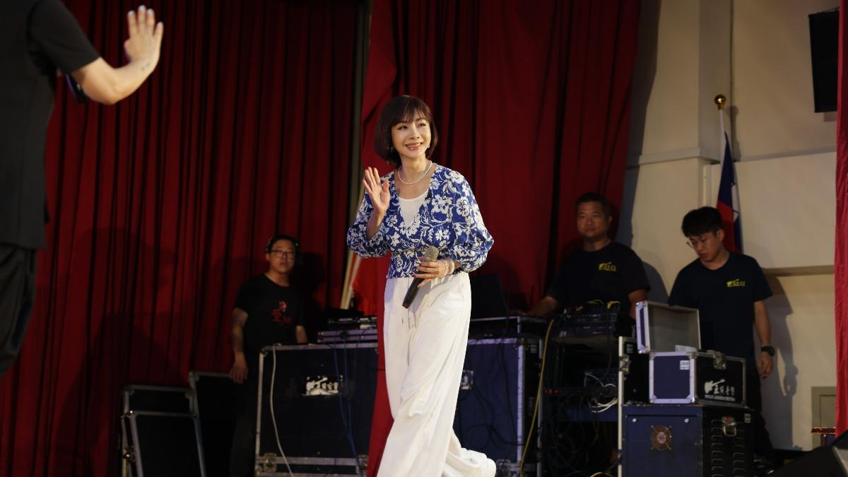 陳美鳳抵達花蓮慰問。(圖/台灣優質生命協會提供)