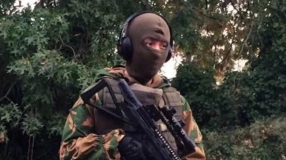 才喊話赴烏克蘭打仗！孫安佐身穿「整套俄軍裝備」　持現代十字弓：圓了美國夢
