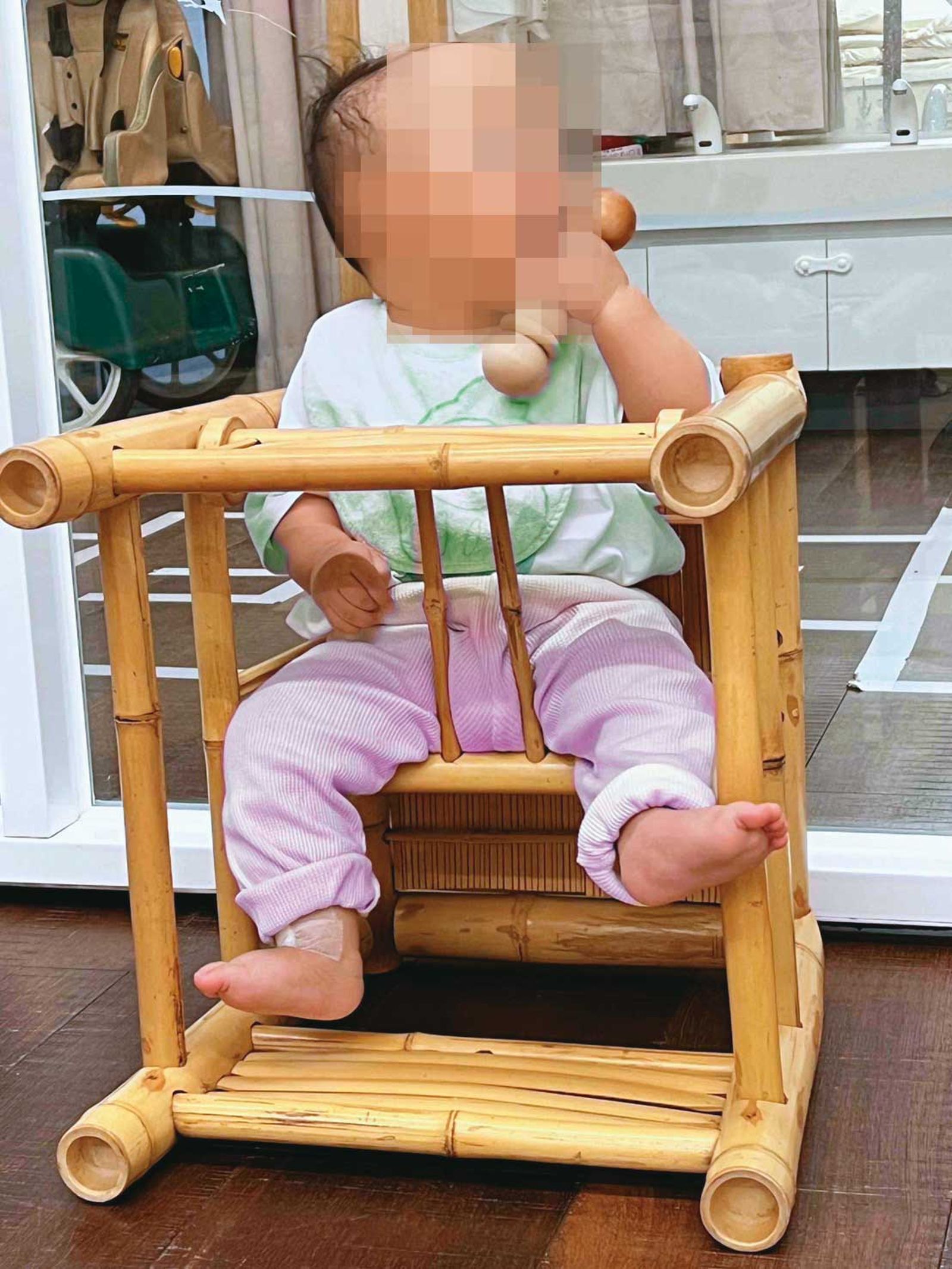 A先生指控竹北道禾托嬰中心,常將小孩綁在圖中竹椅上逾數小時,形同拘禁虐待。(圖/鏡週刊)